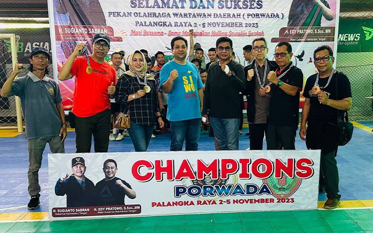 Kontingen PWI Kapuas bersama Ketua PWI Kalteng usai penutupan Porwada Kalteng, Minggu, 5 November 2023. (FOTO: IST)