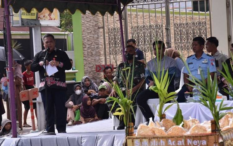 Plh Sekda Kobar, Juni Gultom saat memberikan sambutan dalam acara Festival Mehampar Wadai. (FOTO: Prokom Kobar)