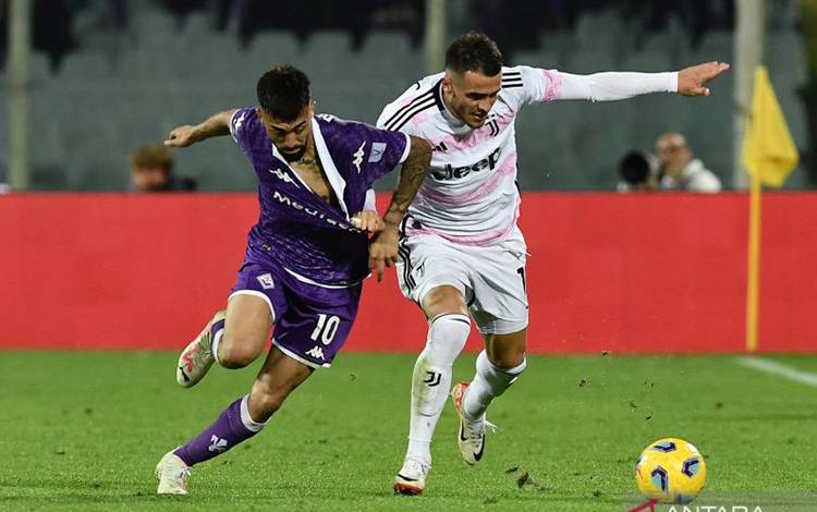 Pemain Fiorentina Nicolas Gonzalez berduel dengan pemain Juventus Filip Kostic pada pertandingan Liga Italia yang dimainkan di Stadion Artemio Franchi, Florence, Minggu (5/11/2023). (ANTARA/REUTERS/Jennifer Lorenzini)