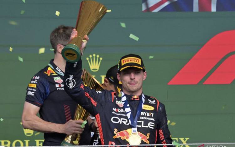 Pembalap Red Bull Racing Max Verstappen merayakan keberhasilannya memenangi Grand Prix Sao Paulo, di Sirkuit Interlagos, Sao Paulo, Brazil, Minggu (5/11/2023). (ANTARA/AFP/NELSON ALMEIDA)