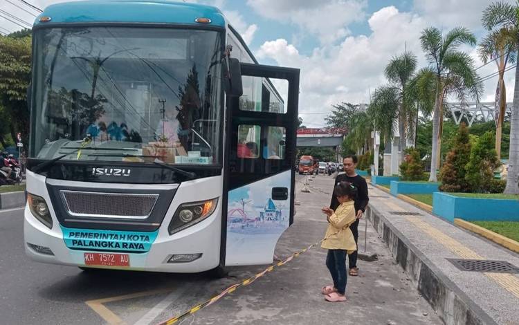 Bus gratis kunjungan wisata Dinas Perhubungan Palangka Raya. (FOTO: HENDRI)