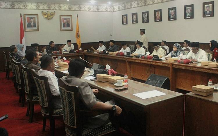 Ketua DPRD Kalteng, Wiyatno bersama dengan jajaran Anggota DPRD lainnya ketika melaksanakan audensi dengan jajaran pengurus MUI Kalteng. (FOTO: DONNY D)