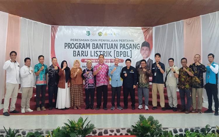 Anggota DPRD Kapuas, Yetty Indriana (enam dari kiri) saat hadiri kegiatan simbolis BPBL di Kelurahan Mandomai, Kecamatan Kapuas Barat. (FOTO: IST)