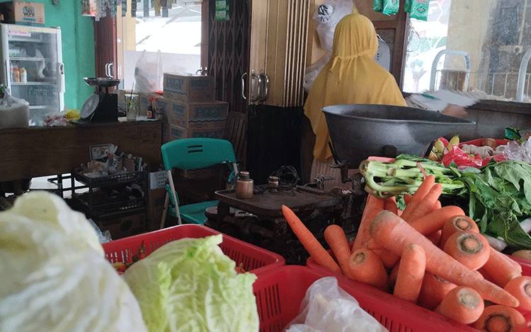 Salah satu lapak pedagang sayur dan sembako di kawasan Tingang, Kota Palangka Raya.(FOTO: TESTI PRISCILLA)