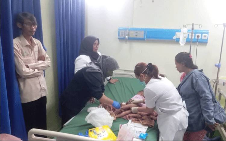Anak yang ditemukan warga di Jalan Ir. Soekarno Km 8, Sampit, saat mendapat perawatan di RSUD dr. Murjani Sampit. (FOTO: IST)