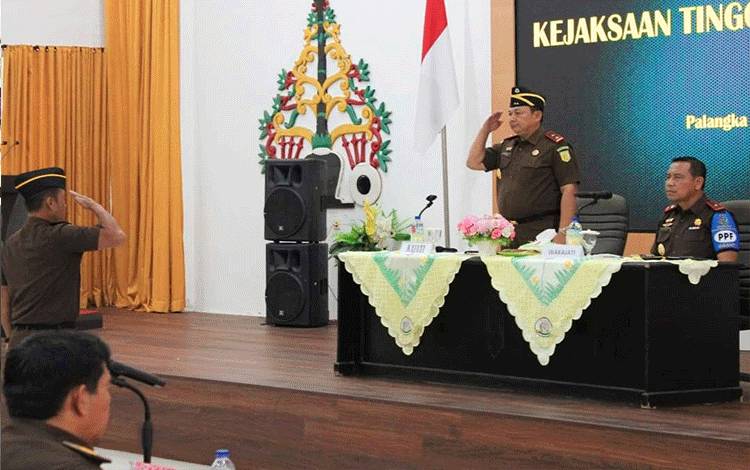 Kajati Kalteng saat melakukan pengarahan dalam rapat paripurna di Aula Kantor Kejaksaan Tinggi Kalimantan Tengah, Senin, 6 November 2023 (Foto: Penkum Kejati Kalteng)
