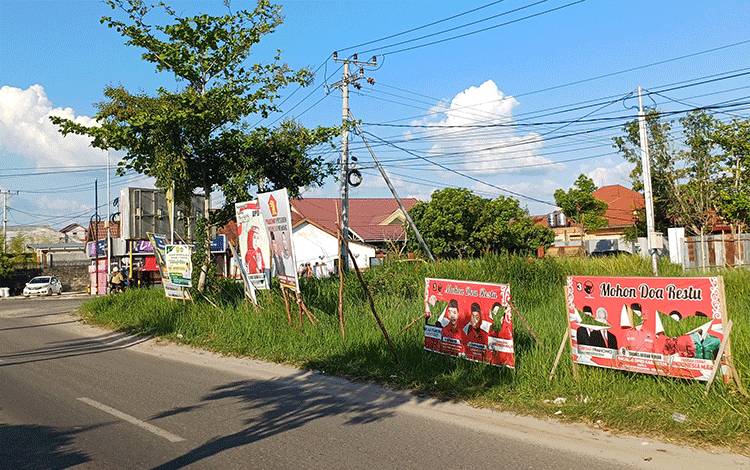 Alat Peraga Sosialisasi terpasang di simpang empat Jalan Tjilik Riwut - Tidar, Selasa, 7 November 2023. (FOTO: DEWIP)