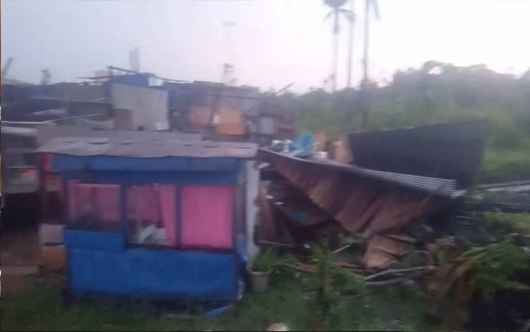 Rumah warga rusak di Desa Pulau Telo Baru karena angin kencang, Selasa sore, 7 November 2023. (FOTO: IST)