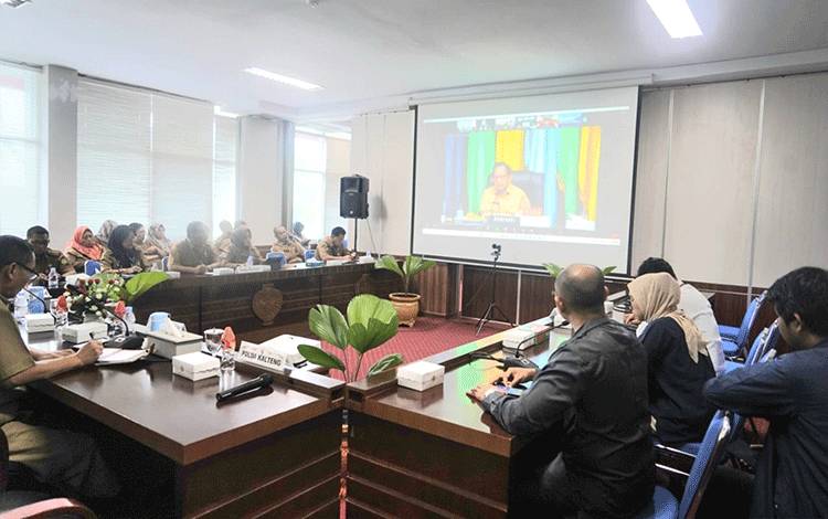 Rapat Koordinasi (Rakor) Inflasi Bersama Menteri Dalam Negeri RI Tito Karnavian secara virtual dari Ruang Rapat Bajakah Kantor Gubernur Kalteng. (FOTO: RIZAL)