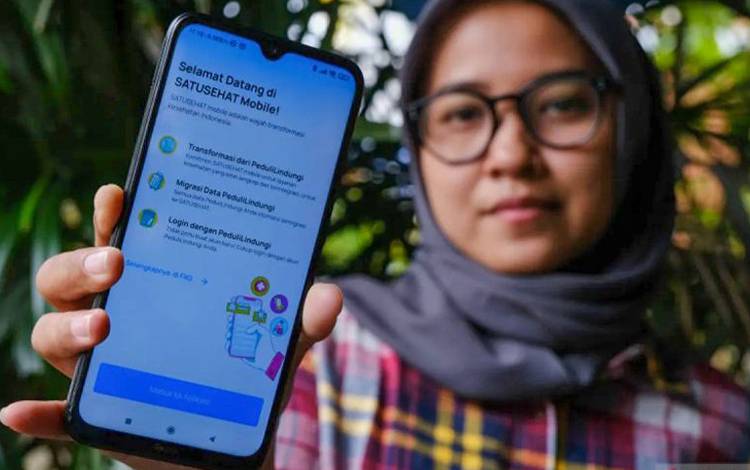 Warga memperlihatkan aplikasi SatuSehat Mobile di Pontianak, Kalimantan Barat, Rabu (1/3/2023). ANTARA FOTO/Jessica Helena Wuysang/foc