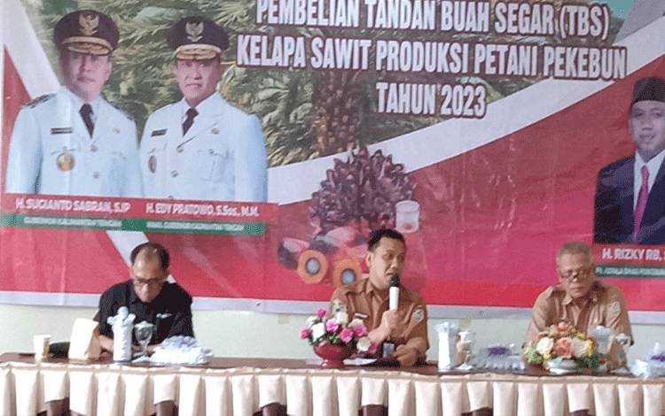 Plt. Kadisbun Prov. Kalteng saat memimpin Rapat Penetapan Harga TBS Kelapa Sawit. (FOTO: IST)