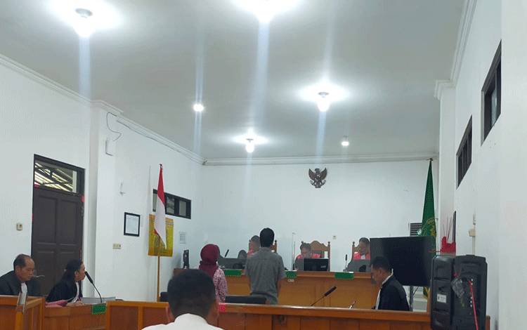 Kedua terdakwa saat menjalani sidang putusan di Pengadilan Negeri Palangka Raya, Rabu, 08 November 2023.(Foto: Apriando)