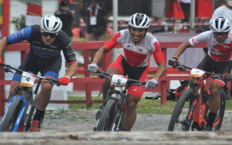 Salah satu Atlet Indonesia saat adu kecepatan dengan Atlet Thailand, dalam kompetisi UCI MTB tahun lalu di Palangka Raya (Foto: Riduan)