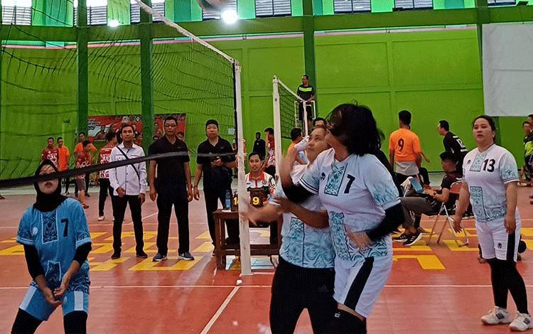 Lomba voli dalam rangka peringatan hari kesehatan nasional ke-59 di Gelanggang Olahraga Volly Indoor Sampit, Rabu, 8 November 2023. (FOTO: DEWIP)