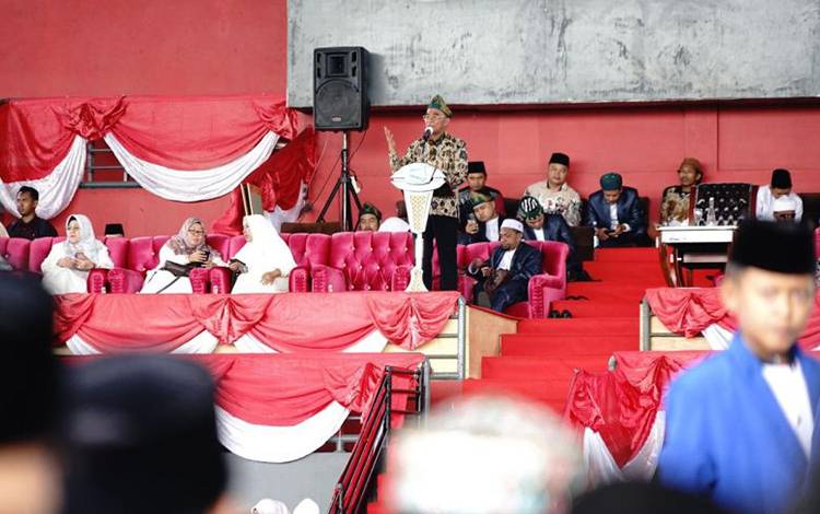 Menko PMK Muhadjir Effendy memberikan sambutan pada acara Pidato Kebangsaan dan Do'a Bersama Untuk Negeri di Stable Berkuda Sekayu, Kabupaten Musi Banyuasin, Sumatera Selatan, Rabu (8/11/2023). ANTARA/HO-Kemenko PMK