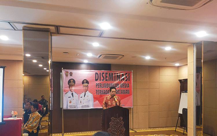 Ketua PWI Kalteng M Haris Sadikin saat menyampaikan sambutannya pada acara Diseminasi perlindungan terhadap Wartawan di Hotel BW Batang Garing Palangka Raya, Kamis, 9 November 2023. (Foto: Apriando)