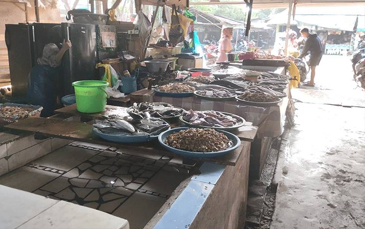 Salah satu lapak produk laut di Pasar Rajawali, Palangka Raya.(FOTO: TESTI PRISCILLA)