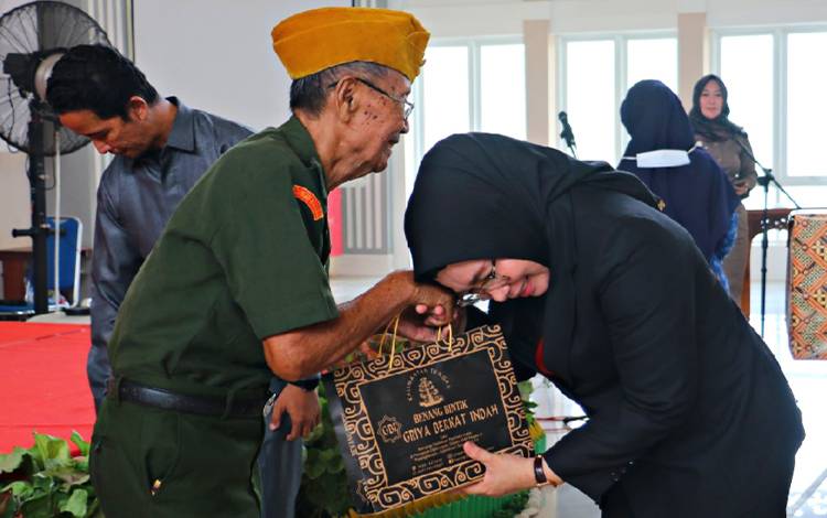 Pj Bupati Pulang Pisau, Nunu Andriani saat bersalaman dengan salah seorang Veteran Pejuang Pulang Pisau. Jum'at, 10 November 2023. (M PRADILA KANDI)