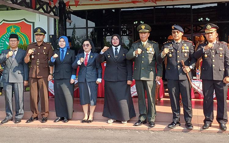 Wakil Bupati Kotawaringin Timur Irawati setelan menjadi inspektur upacara peringatan hari pahlawan di Halaman Kantor Bupati Kotim, Jumat, 10 November 2023. (FOTO: DEWIP)