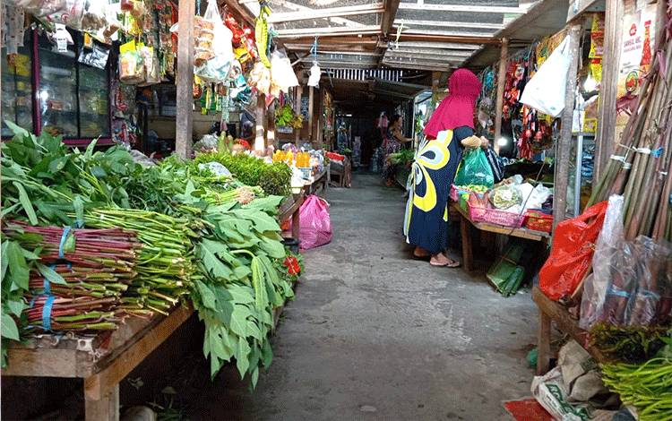 Pasar Rajawali, salah satu pasar tradisional di Kota Palangka Raya yang menjadi tempat pelaku UMKM berusaha, yang menurut OJK masih mendominasi penyaluran kredit pada bank umum. (FOTO: TESTI PRISCILLA)