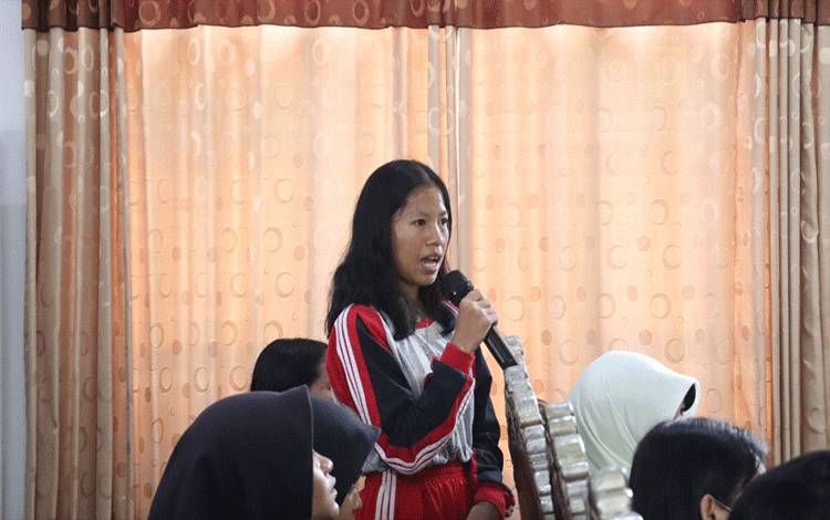 Cantika, siswi SMAN 3 Pangkalan Bun saat mengikuti Seminar Pencegahan Perkawinan Anak di Aula Patria Tama. (Foto : ISTIMEWA)