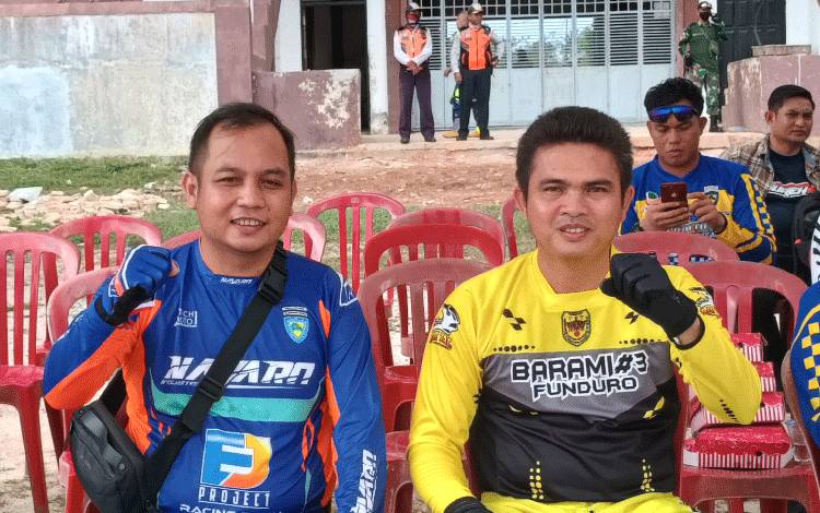 Wakil Ketua I DPRD Gunung Mas (kanan) bersama Ketua IMI Kabupaten Gunung Mas Evandi (kiri), Sabtu, 11 November 2023. (FOTO: RISKA YULYANA)