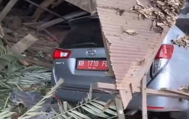 Mobil dinas berplat merah menabrak bangunan milik warga di Jalan Tjilik Riwut, Desa Pundu, Kacamata Cempaga Hulu, Kabupaten Kotim, Sabtu, 11 November 2023. (FOTO: IST)
