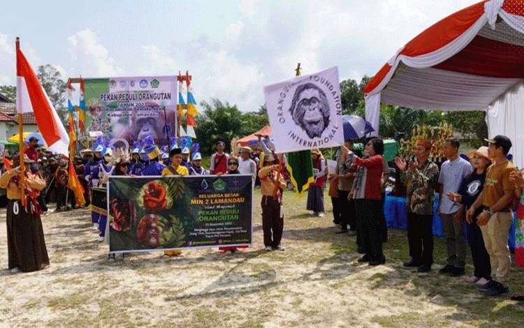 Pj Bupati Lilis Suriani membuka Karnaval Pekan Peduli Orangutan sebagai bentuk kampanye perlindungan Orangutan dan habitatnya. (FOTO : HENDI NURFALAH)