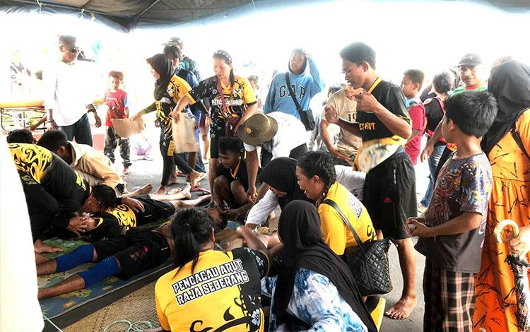Sejumlah peserta Lomba Dayung Bupati Cup 2023 di Sungai Arut Pangkalan Bun pingsan (FOTO: NURITA)