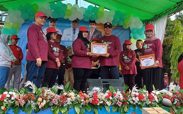 Wakil Bupati Kotawaringin Timur Irawati saat memberikan sertifikat akreditasi untuk Puskesmas Ketapang I dan Puskesmas Samuda, Minggu, 12 November 2023. (FOTO: DEWIP)