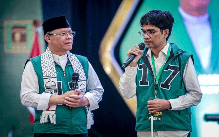 Plt Ketua Umum PPP Muhamad Mardiono (kiri) bersama caleg penyandang disabilitas Sikdam Hasyim Gayo di Jakarta, Sabtu (11/11/2023). (ANTARA/HO-Humas PPP)