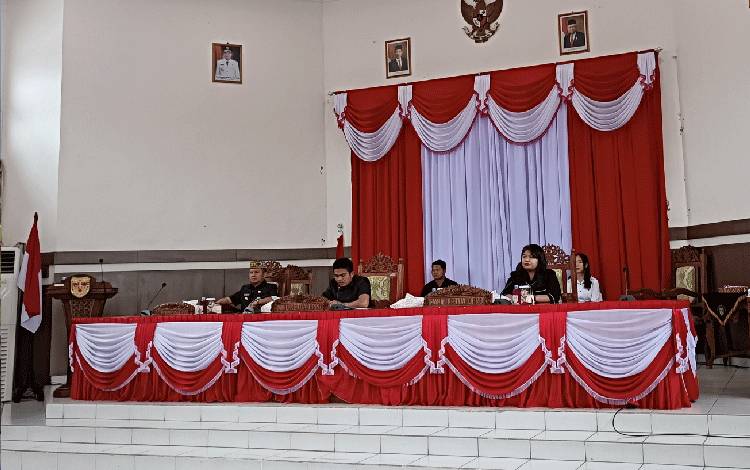 Wakil Ketua I DPRD Gunung Mas Binartha (tengah) saat memimpin rapat paripurna, Senin, 13 November 2023. (FOTO: RISKA YULYANA)