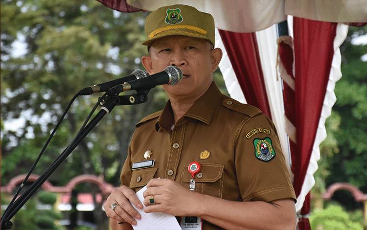 Sekda Kapuas, Septedy saat menjadi Inspektur Upacara Hari Kesehatan Nasional ke-59 tahun, bertempat di halaman Kantor Bupati Kapuas, Senin, 13 November 2023. (FOTO: IST)