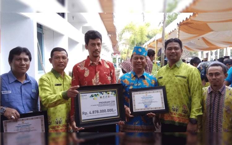 PT Adaro Indonesia menyerahkan program CSR kepada Pemkab Barito Selatan. (FOTO : Ist)