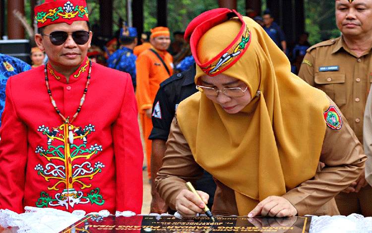 Pj Bupati Pulang Pisau, Nunu Andriani didampingi ketua DAD Kalimantan Tengah saat meresmikan bangunan Huma Betang Pulang Pisau. Selasa, 14 November 2023. (FOTO : M PRADILA KANDI)