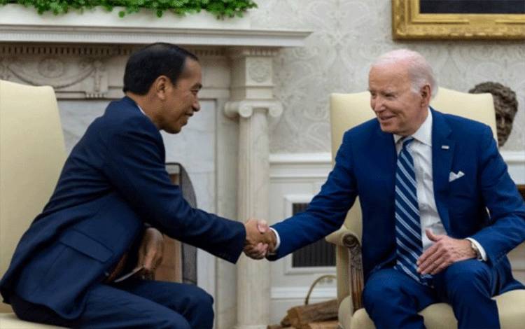 Presiden AS Joe Biden (kanan) menerima kunjungan Presiden RI Joko Widodo (kiri) dalam pertemuan bilateral di Gedung Putih, Washington DC, pada Senin (13/11/2023). (ANTARA/HO-Kedubes AS di Jakarta)