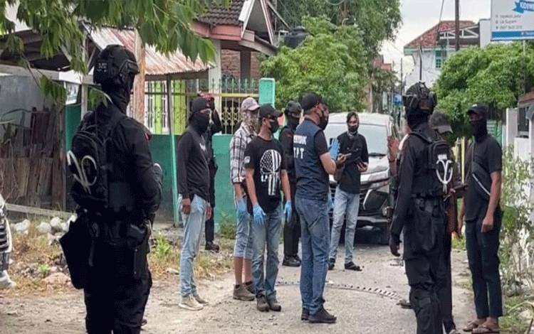 Tangkap layar- sejumlah anggota Densus 88 berjaga saat melakukan penggeledahan di rumah salah seorang warga di Kota Palu yang diduga terlibat terorisme, Selasa (14/11/2023). ANTARA/HO-Kiriman warga