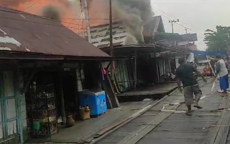 Kebakaran permukiman di komplek pasar Jumat di Jalan Ria Gilang dan Jalan Rusan RT. 10 Kelurahan Mandomai, Kecamatan Kapuas Barat, Rabu, 15 November 2023. (FOTO: IST)