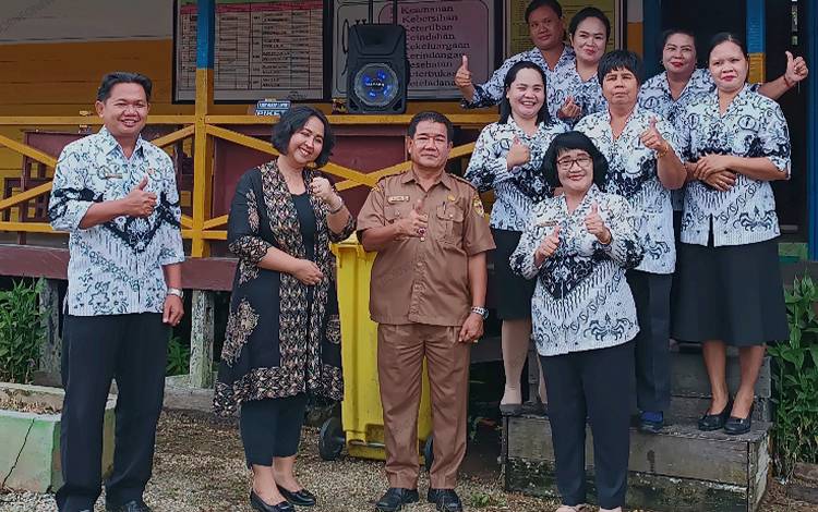 Ketua Komisi III DPRD Gunung Mas Iceu Purnamasari bersama Kepala Sekolah dan guru-guru di SDN 2 Sepang Simin. (FOTO: RISKA YULYANA)
