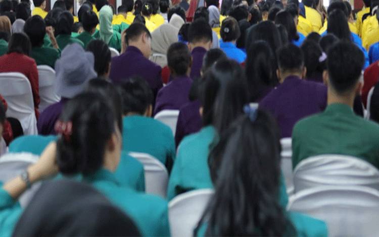Mahasiswa saat duduk berjejer rapi mengikuti kegiatan di Kantor Gubernur Kalteng. (Foto: Istimewa)