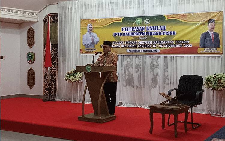 Sekretaris Daerah Pulang Pisau, Tony Harisinta saat memberikan sambutan pada pelepasan kafilah LPTQ untuk mengikuti MTQH Ke XXXI di Pangkalan Bun,Rabu, 15 November 2023. (FOTO : M PRADILA KANDI)
