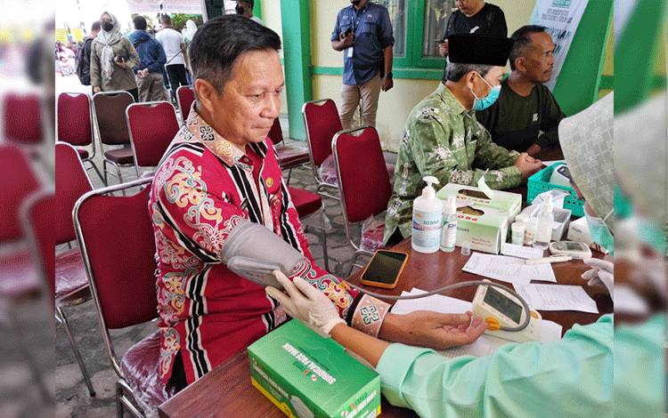 Sahli Gubernur Kalteng Bidang KSDM Suhaemi, saat melaksanakan pengecekan kesehatan (Foto: MARINI)