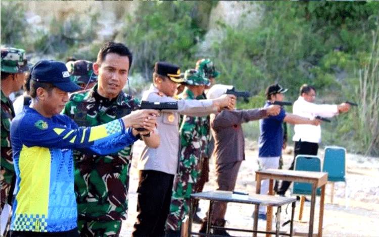 Pj Bupati Barito Utara Drs Muhlis bersama unsur FKPD, Plt Sekda Jufriansyah latihan menembak yang diadakan oleh Kodim 1013 Muara Teweh di lapangan tembak Wayang. (Foto: Dhani*