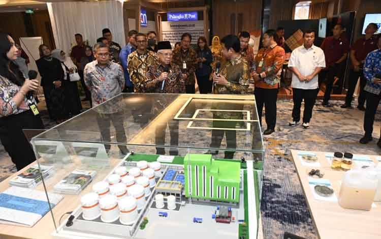 Wapres RI Ma'ruf Amin didampingi H Abdul Rasyid AS saat melihat miniatur PT.CBU, usai meresmikan proyek Citra Borneo Indah Group. 
