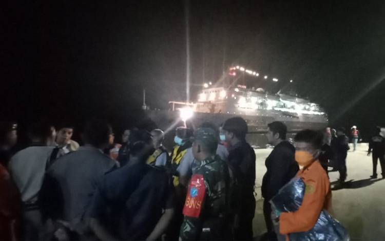 Aparat keamanan, personel Basarnas dan tim medis di Pelabuhan PanglimaUtar Kumai, Kabupaten Kobar sesaat sebelum mengevakuasi penumpang KM Awu, korban pembacokan yang dilakukan salah seorang penumpang kapal yang diduga ODGJ.
