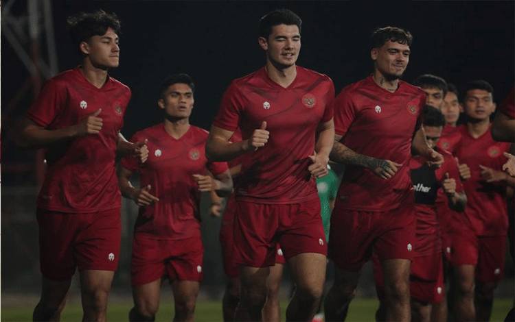 Sejumlah penggawa timnas Indonesia ketika mengikuti latihan pada Selasa (14/11/2023) sore waktu setempat di Irak untuk laga perdana kualifikasi Piala Dunia 2026 zona Asia putaran kedua. (ANTARA/Ho/PSSI)