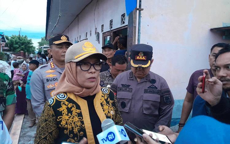 Pj Wali Kota Palangka Raya Hera Nugrahayu, saat diwawancara awak media, Jumat, 17 November 2023. (Foto: MARINI)