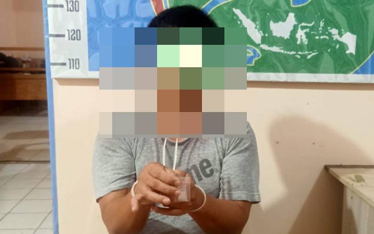 Terduga kurir narkoba berinsial AH (46), warga Kelurahan Ampah Kota Kabupaten Barito Timur. (FOTO: IST)