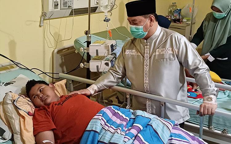 Bupati Kotawaringin Timur Halikinnor mengunjungi pasien demam berdarah di RSUD dr Murjani Sampit, Jumat, 17 November 2023. (FOTO: DEWIP)