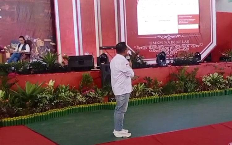 Kepala Otoritas Jasa Keuangan atau OJK Provinsi Kalimantan Tengah, Otto Fitriandy saat memberi presentasi dalam Jambore UMKM 2023.(FOTO: Dokumentasi Otto)